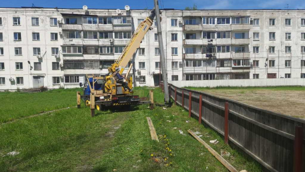 Началось проведение работ по установке уличного освещения по проекту "Освещение хоккейной коробки" ТОС "Делаем вместе"